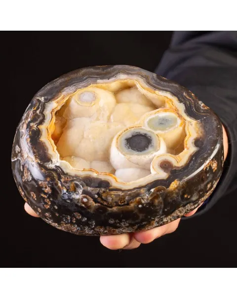 Geode in Agata Nera con Cristalli Crema.
