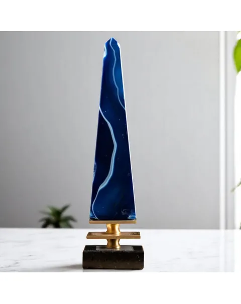 Obelisco in Agata Blu – Design Elegante su Base in Pietra e Ottone