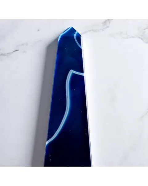 Obelisco in Agata Blu – Design Elegante su Base in Pietra e Ottone