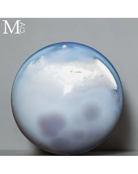 Sfera in Agata Azzurra a Bande – Un Mondo di Ghiaccio.