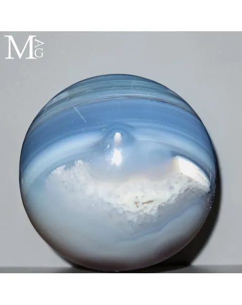 Sfera in Agata Azzurra a Bande – Un Mondo di Ghiaccio.