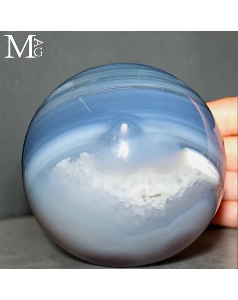 Sfera in Agata Azzurra a Bande – Un Mondo di Ghiaccio.