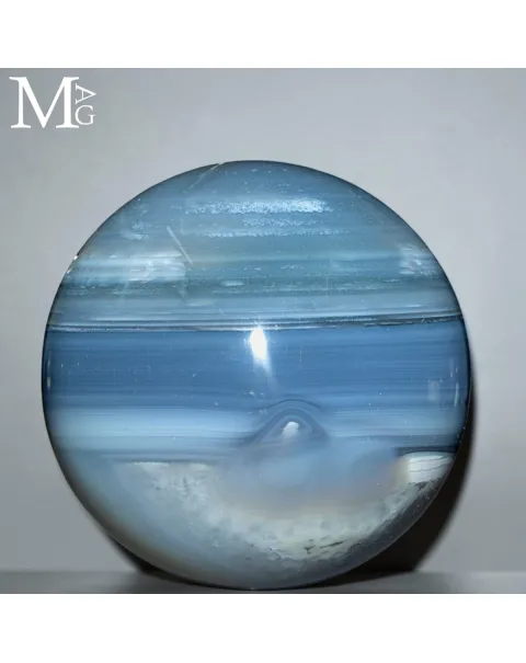 Sfera in Agata Azzurra a Bande – Un Mondo di Ghiaccio.