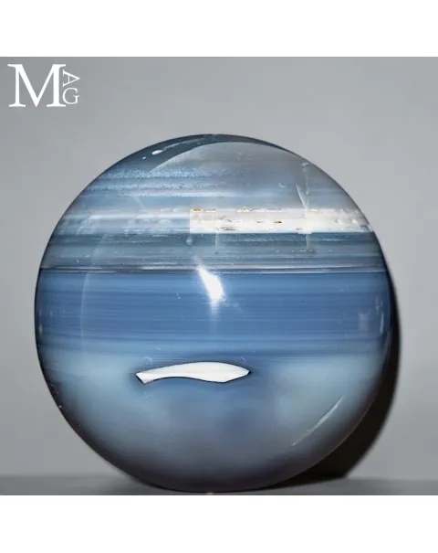 Sfera in Agata Azzurra a Bande – Un Mondo di Ghiaccio.