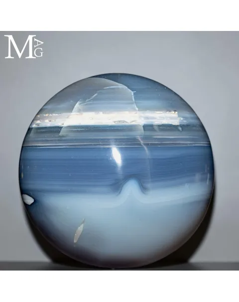 Sfera in Agata Azzurra a Bande – Un Mondo di Ghiaccio.