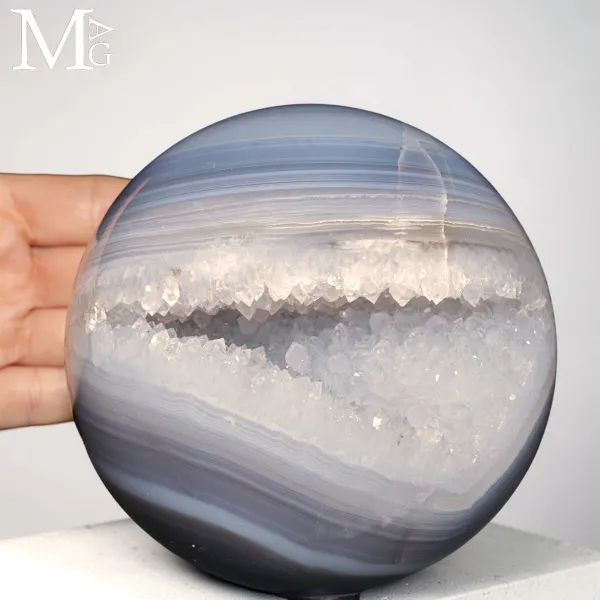 Sfera in Agata Naturale con Geode di Cristalli.
