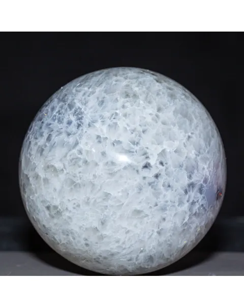 Particolare sfera di agata naturale,  per collezionisti.