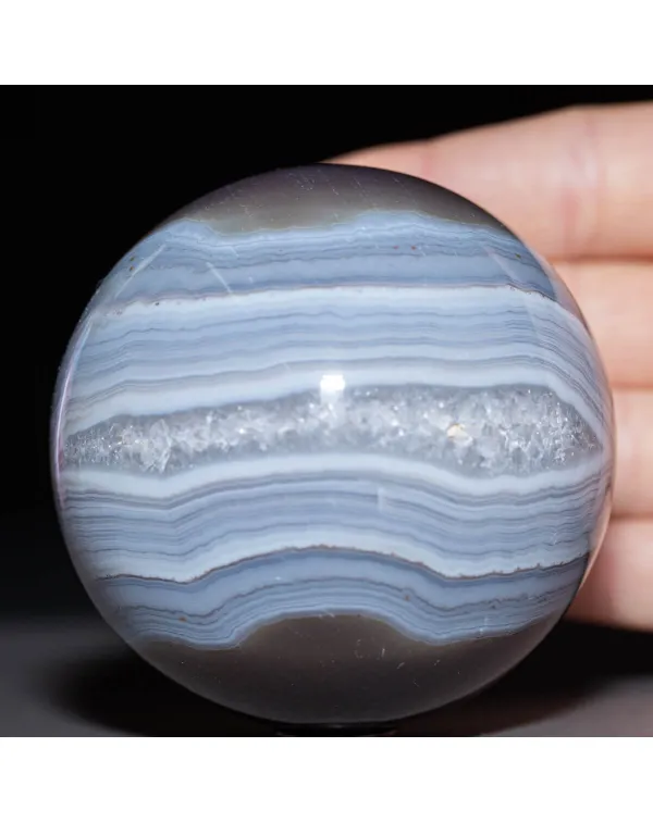 Sfera di Agata naturale a bande.