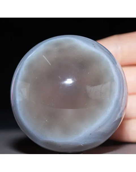 Sfera di Agata naturale a bande.