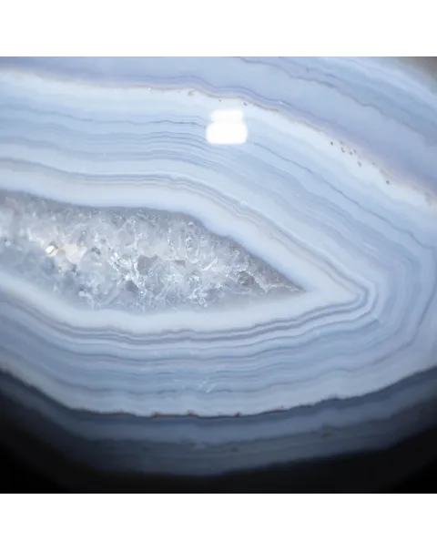Sfera di Agata naturale a bande.