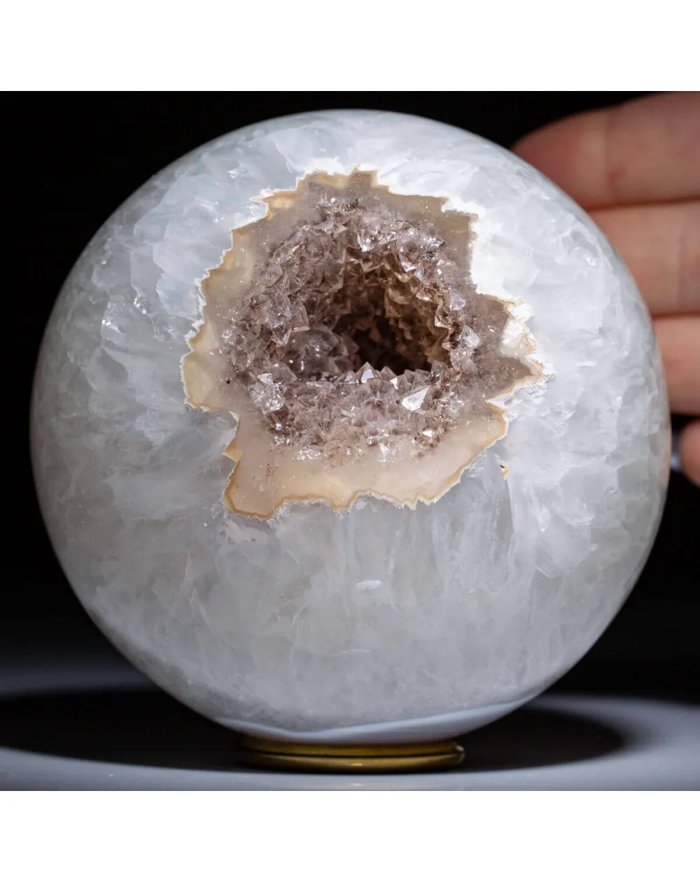 Sfera di Agata Bianca con Cristalli di Quarzo e Geode.