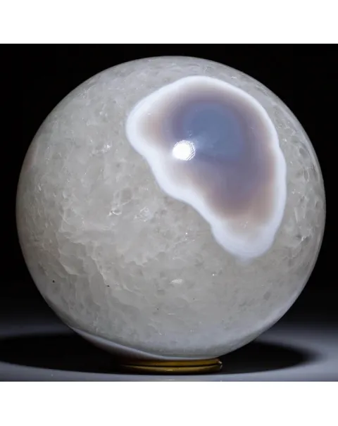 Sfera di Agata Bianca con Cristalli di Quarzo e Geode.