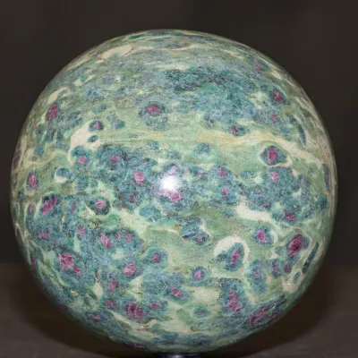 Sfera in Ruby Zoisite – Energia, Passione e Armonia.