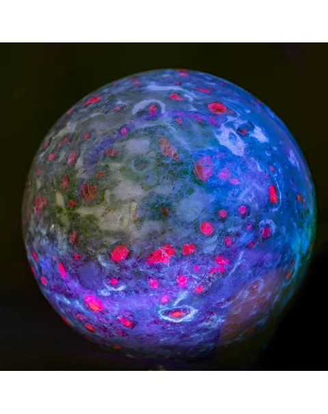 Sfera in Ruby Zoisite – Energia, Passione e Armonia.