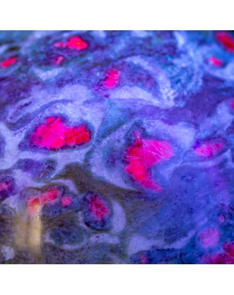 Sfera in Ruby Zoisite – Energia, Passione e Armonia.