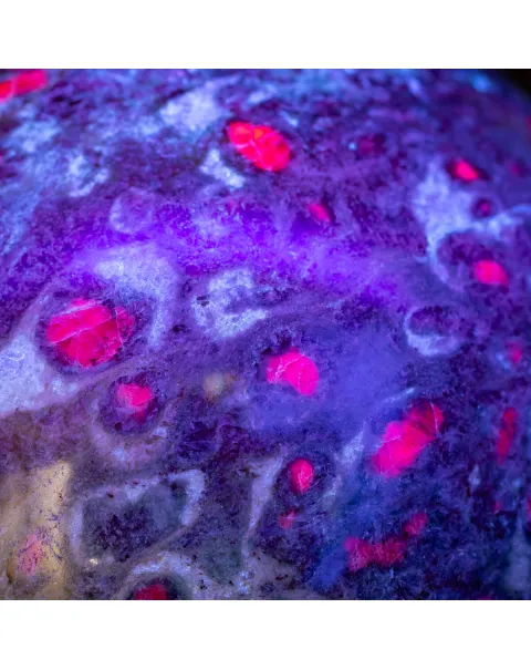 Sfera in Ruby Zoisite – Energia, Passione e Armonia.