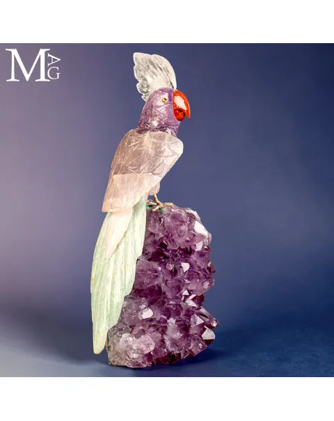 Scultura di Pappagallo in Ametista con Cresta in Quarzo su Drusa di Ametista.