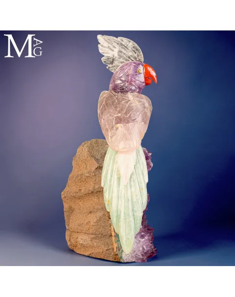 Scultura di Pappagallo in Ametista con Cresta in Quarzo su Drusa di Ametista.