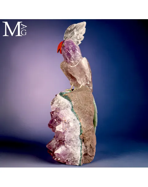 Scultura di Pappagallo in Ametista con Cresta in Quarzo su Drusa di Ametista.