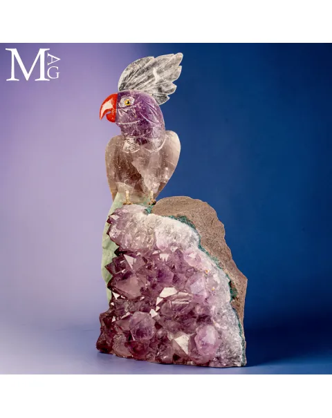 Scultura di Pappagallo in Ametista con Cresta in Quarzo su Drusa di Ametista.