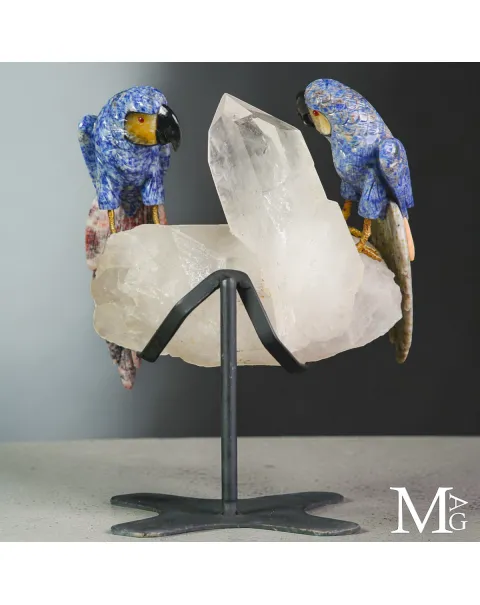 Coppia di Pappagalli in Sodalite su Cristallo di Quarzo.