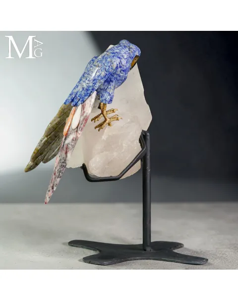 Coppia di Pappagalli in Sodalite su Cristallo di Quarzo.