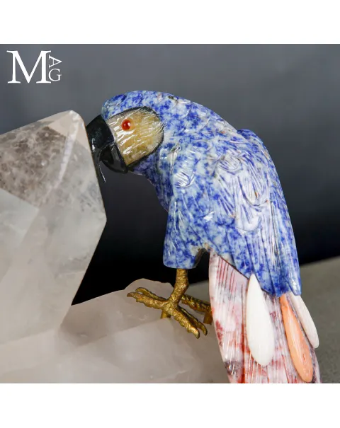 Coppia di Pappagalli in Sodalite su Cristallo di Quarzo.