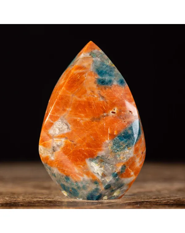 Fiamma in Calcite Arancione con Inclusione di Apat...