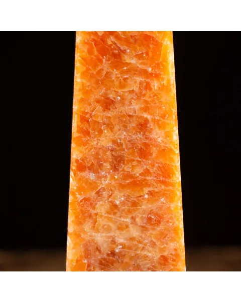 Obelisco in Calcite