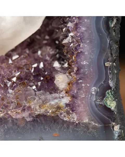 Piccola grotta di  Ametista con cristallo di Calcite