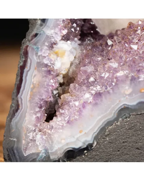 Piccola grotta di  Ametista con cristallo di Calcite