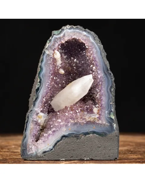 Piccola grotta di  Ametista con cristallo di Calcite