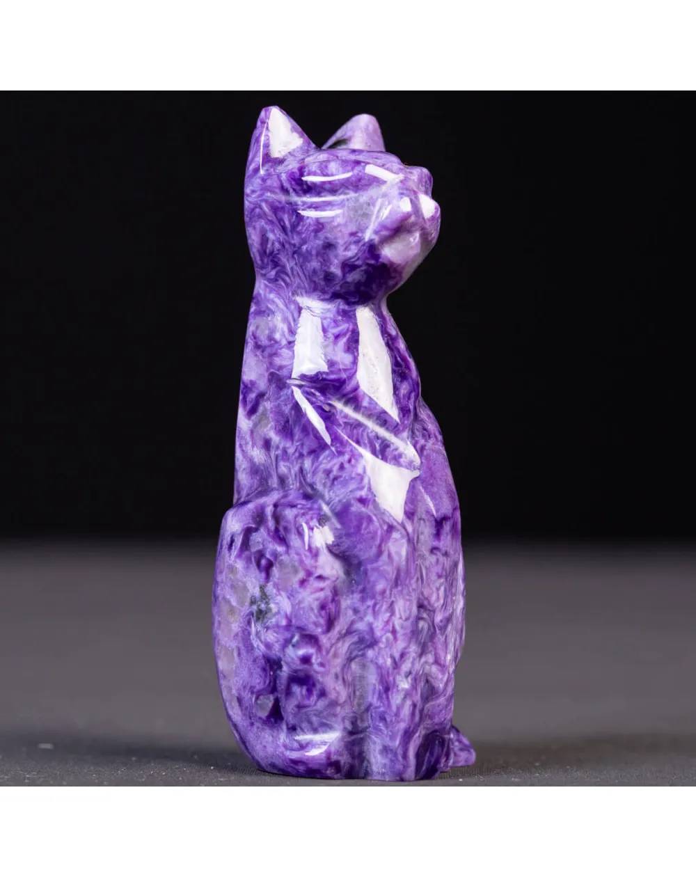 Scultura in Charoite di un Gatto Sacro.