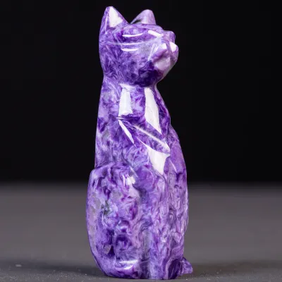 Scultura in Charoite di un Gatto Sacro.