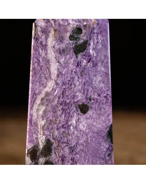 Obelisco in Charoite