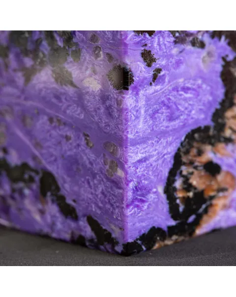 Straordinario Cubo in Charoite