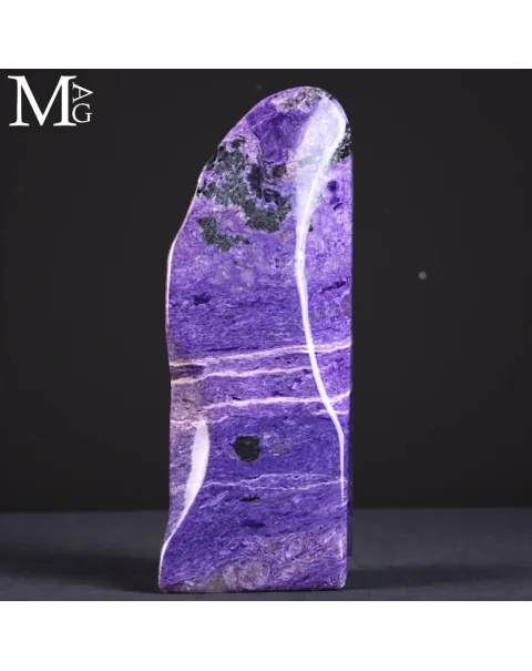 Charoite Imperiale – Scultura Minerale di Rarità Assoluta dalla Siberia