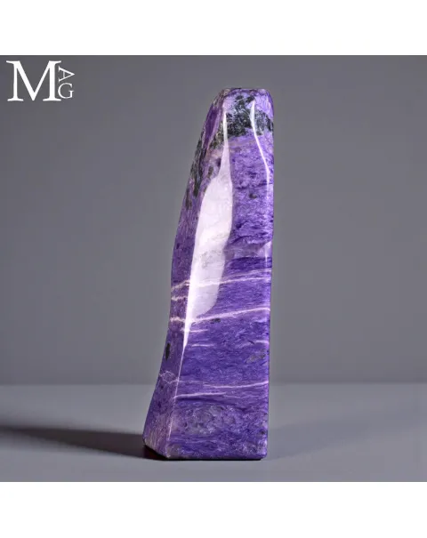 Charoite Imperiale – Scultura Minerale di Rarità Assoluta dalla Siberia