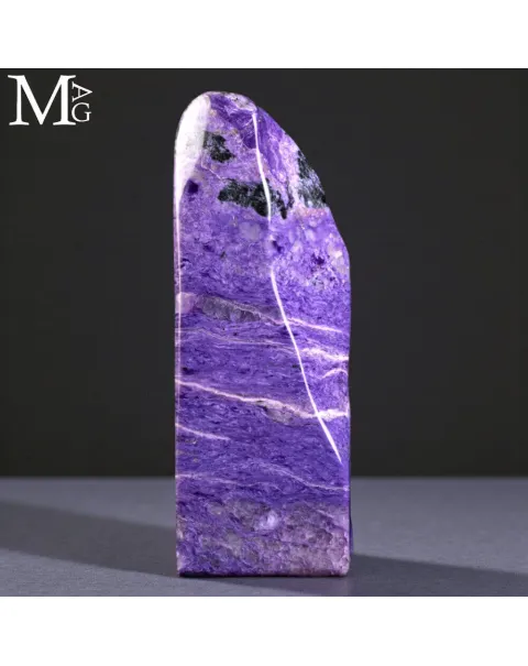 Charoite Imperiale – Scultura Minerale di Rarità Assoluta dalla Siberia