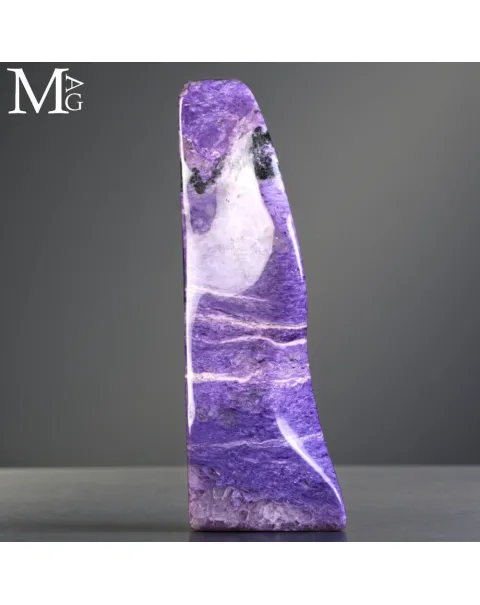 Charoite Imperiale – Scultura Minerale di Rarità Assoluta dalla Siberia