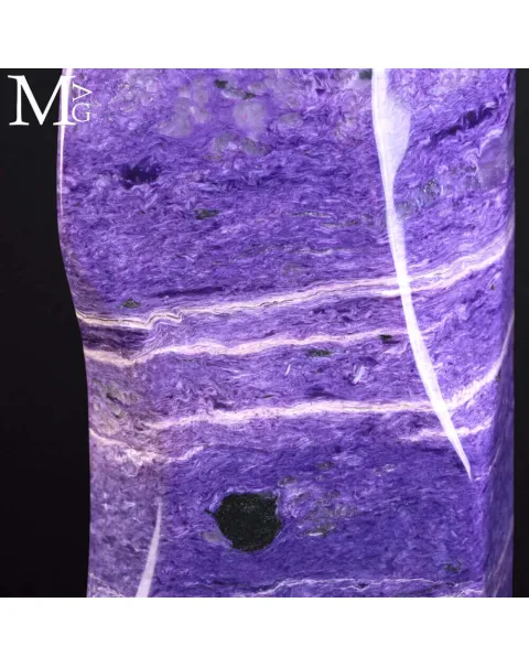 Charoite Imperiale – Scultura Minerale di Rarità Assoluta dalla Siberia
