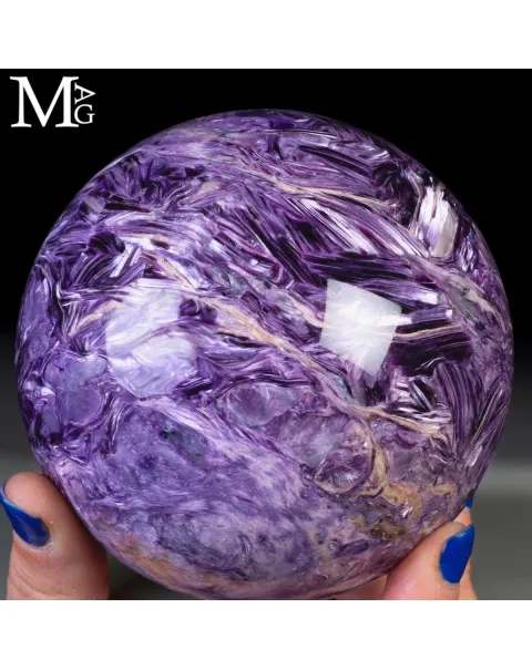 Rara Sfera di Charoite Effetto Occhio di Gatto e Cristalli di Nefelina.