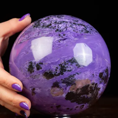 Sfera di Charoite: Una Rarità dall'Ineguagliabile Bellezza.