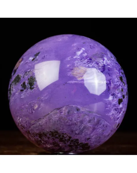 Sfera di Charoite: Una Rarità dall'Ineguagliabile Bellezza.