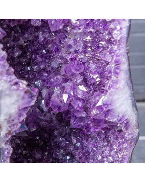 Geode di Ametista: Cristalli Viola Intenso.