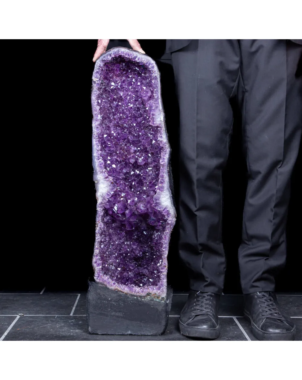 Geode di Ametista: Cristalli Viola Intenso.