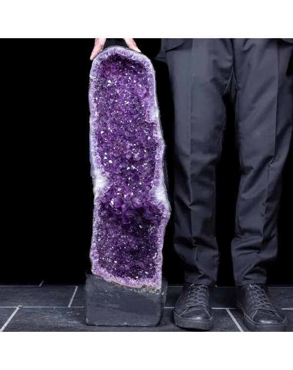 Geode di Ametista: Cristalli Viola Intenso.