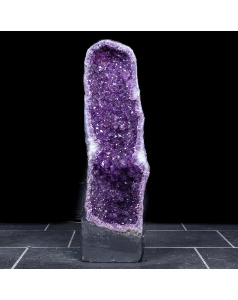 Geode di Ametista: Cristalli Viola Intenso.