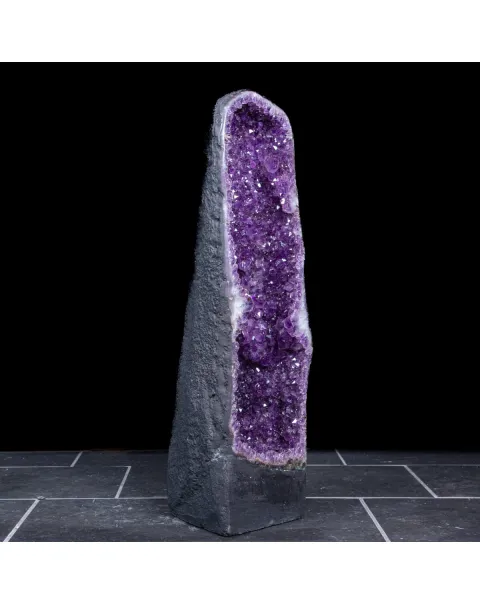 Geode di Ametista: Cristalli Viola Intenso.