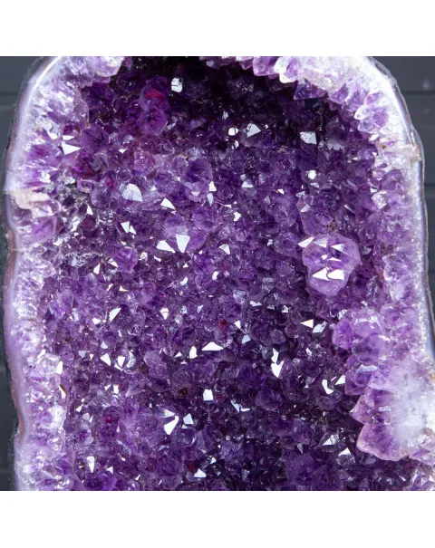 Geode di Ametista: Cristalli Viola Intenso.